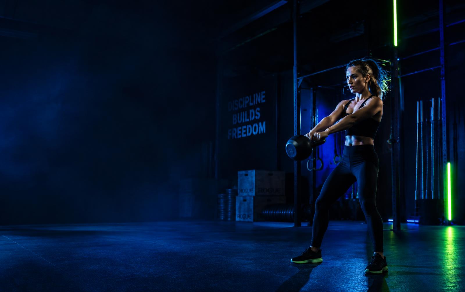 Aluna treinando com kettlebell no MCZ BOX